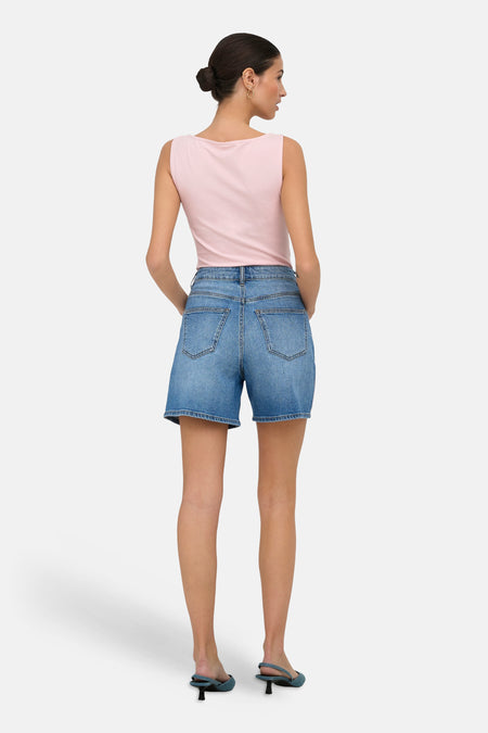 Haut sans manches rose de ONLY® vu de dos, combiné avec un short en jean.