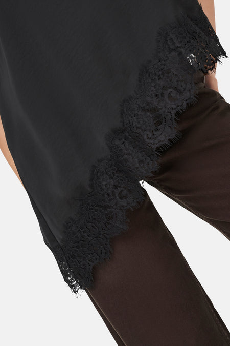 Zwarte korte mouwen top met kantbeslag aan de zoom, van JDY, gedragen met donkere broek, close-up zijaanzicht