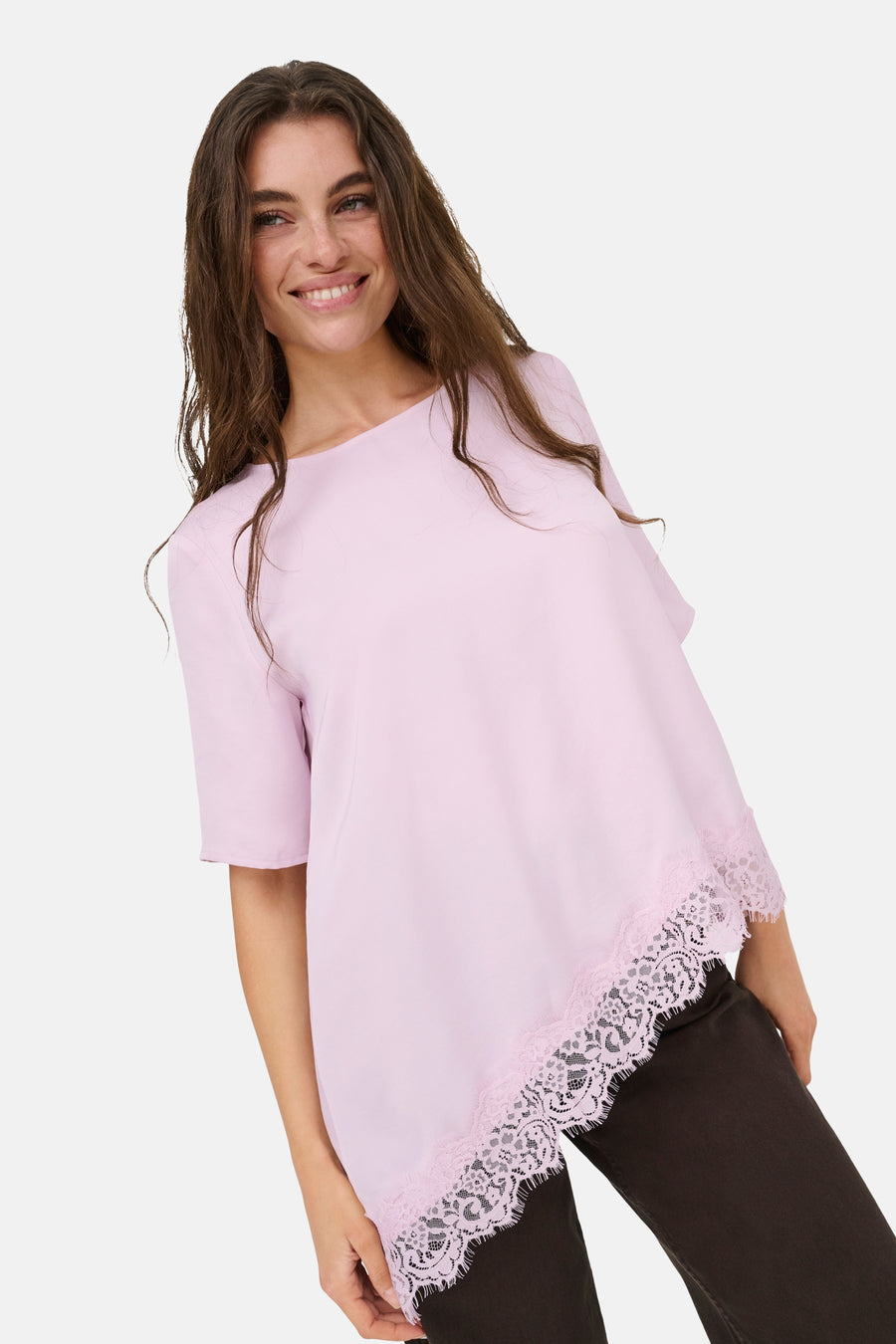 T-shirt rose à manches courtes de JDY, avec un ourlet asymétrique et une délicate bordure en dentelle rose.