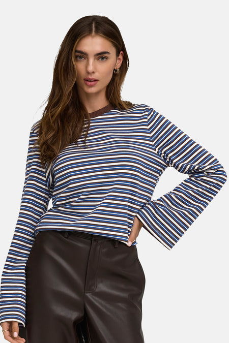 Blauw-wit-gestreepte lange mouwen T-shirt van ONLY®, met bruine hals, gedragen met donkere lederlook broek, front view