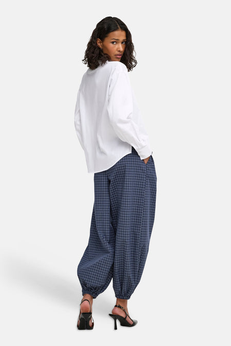 Navy blazer broek met witte ruit van JDY, wijde pasvorm, elastische zoom, model van achteren in lifestyle shot