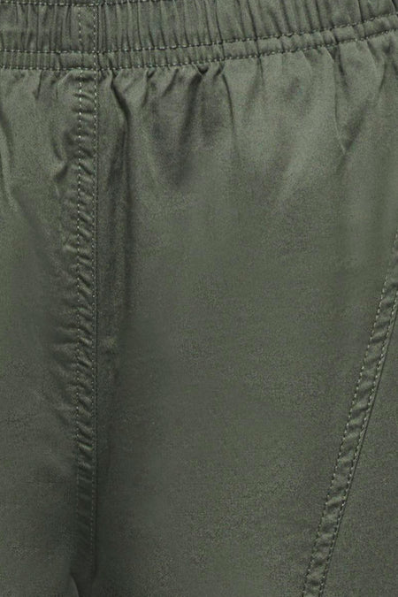 Olijfgroene katoenen broek van JDY met elastische taille en fijne naden, close-up detail