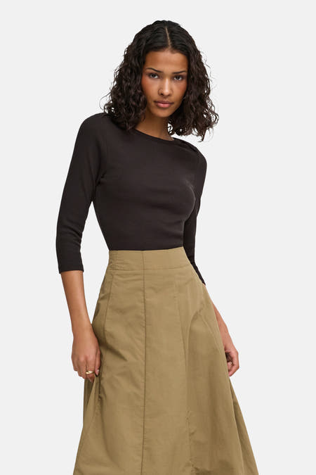 Bruine lange mouwen T-shirt van JDY, ribbeltextuur, strak model, gedragen met beige rok, front view