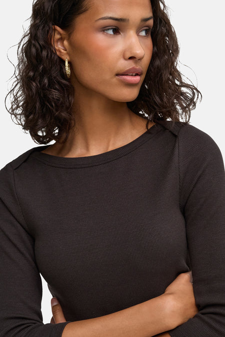 Bruine lange mouw T-shirt van JDY, ribbelstructuur, ronde hals, close-up op model