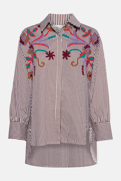 Blouse brune à longues manches de Terra di Siena, rayée de lignes verticales et de poignets.