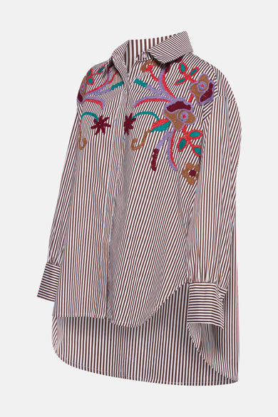 Bruine blouse met lange mouwen van Terra di Siena, met gestreept patroon en kleurrijk bloemmotief.

