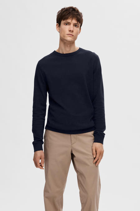 T-shirt bleu avec col rond de SELECTED, porté avec un pantalon beige.