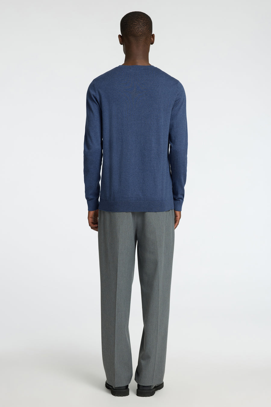 Pull bleu à col montant et rond de SELECTED, vu de dos, combiné avec un pantalon gris et des chaussures noires.