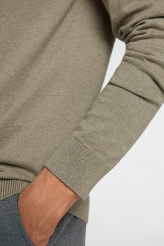 Pull vert de SELECTED, avec un col rond et une texture tricotée unie ; combiné avec un pantalon gris.