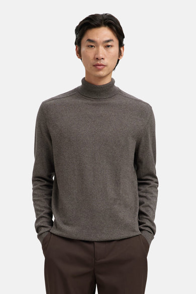 Pull marron avec col montant de SELECTED, avec des manches longues et un pantalon marron.