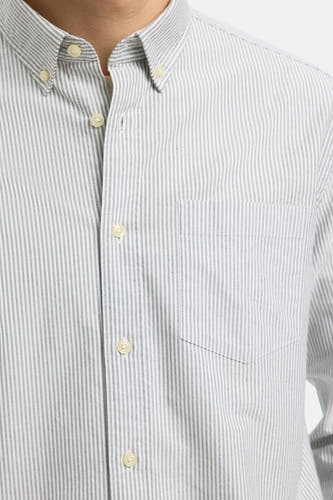 Chemise à rayures blanches et bleues avec longues manches de SELECTED, avec poche poitrine et boutons.