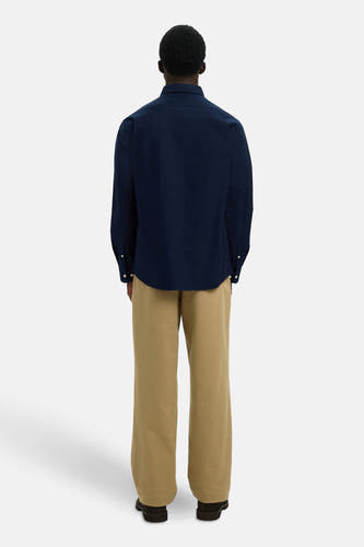 Chemise bleue à manches longues de SELECTED, vue de dos, portée avec un pantalon kaki et des chaussures noires.