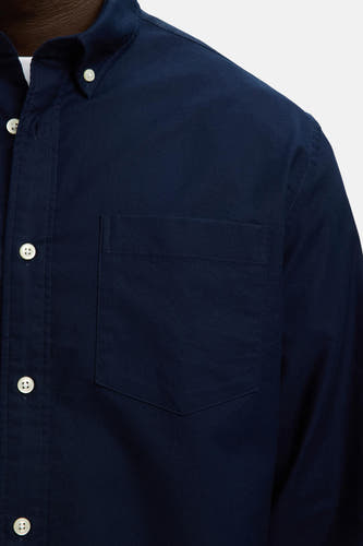 Chemise bleue à manches longues de SELECTED, avec poche poitrine et boutons.