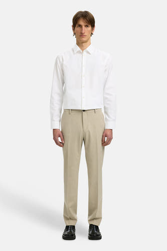 Wit overhemd met lange mouwen van SELECTED, gedragen met een beige pantalon en zwarte loafers.