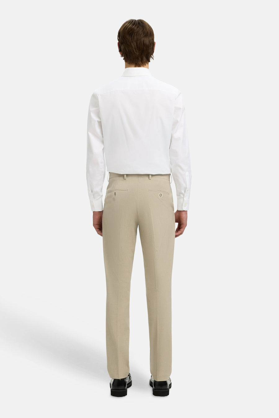 Chemise blanche à manches longues de SELECTED, vue de dos, associée à un pantalon beige et des chaussures noires.