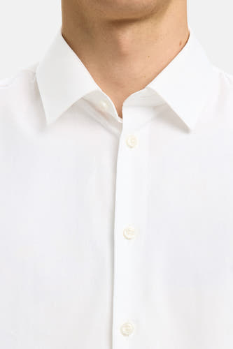 Chemise blanche à manches longues de SELECTED, avec fermeture boutonnée et col classique.