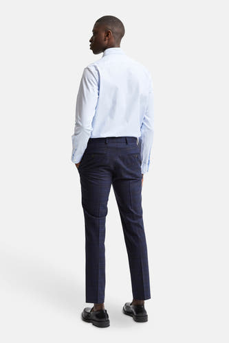 Chemise bleue à manches longues de SELECTED, avec un motif rayé clair, combinée avec un pantalon à carreaux et des chaussures noires.