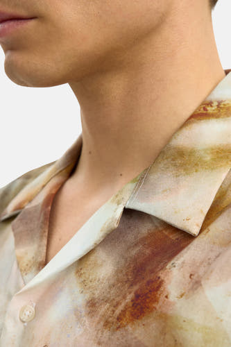 Chemise brune à manches courtes de SELECTED, avec un imprimé abstrait sur un tissu texturé.