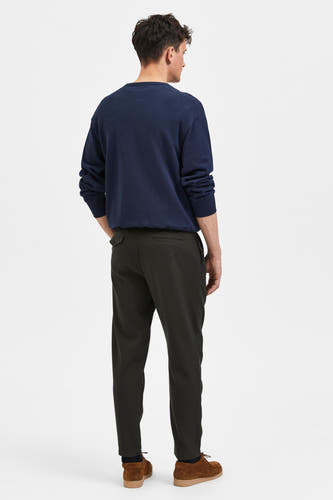 Pantalon vert de SELECTED, vu de derrière, combiné avec un pull marine et des chaussures en suède marron.
