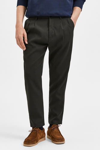 Pantalon vert de SELECTED, avec une coupe décontractée et des chaussures en daim marron.