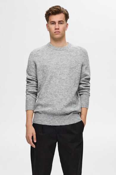 Sweat gris à col rond de SELECTED, associé à un pantalon noir et des chaussures noires.