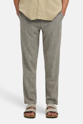 Pantalon marron de SELECTED, avec une texture fine et une coupe décontractée, combiné avec un t-shirt marron et des sandales.