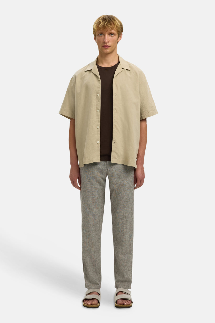 Bruine broek van SELECTED, met een fijne textuur en een losse pasvorm, gecombineerd met een bruin T-shirt en sandalen.