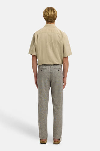 Pantalon marron de SELECTED, avec un motif subtil et des poches arrière, vu de dos.
