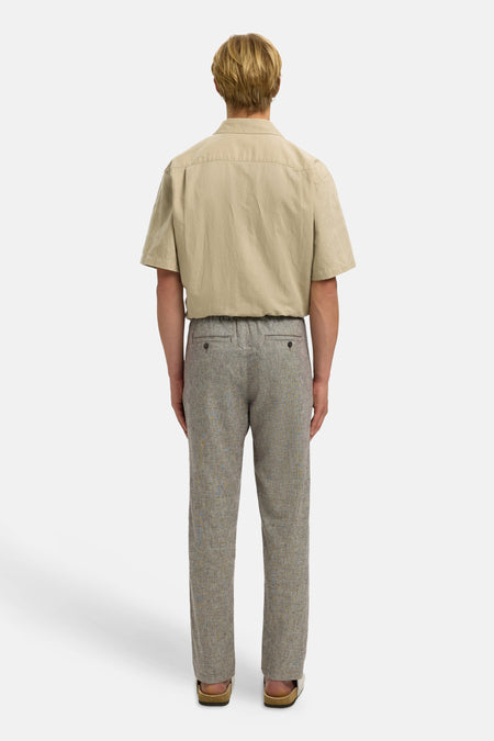 Pantalon marron de SELECTED, avec un motif subtil et des poches arrière, vu de dos.