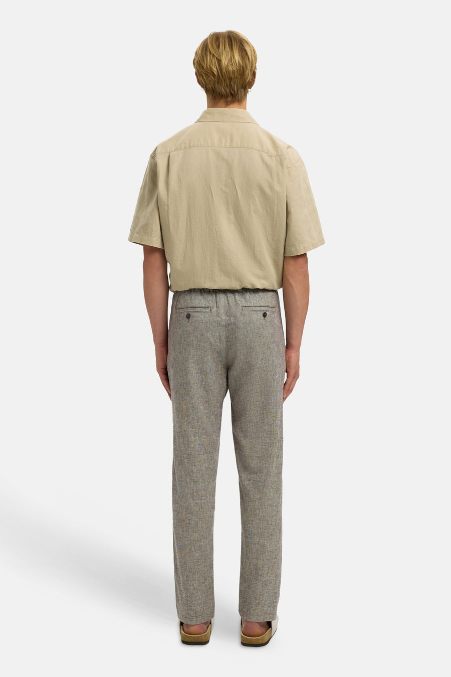 Pantalon marron de SELECTED, avec un motif subtil et des poches arrière, vu de dos.