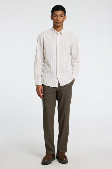 Jean de SELECTED, associé à une chemise rayée et des chaussures marron avec franges.