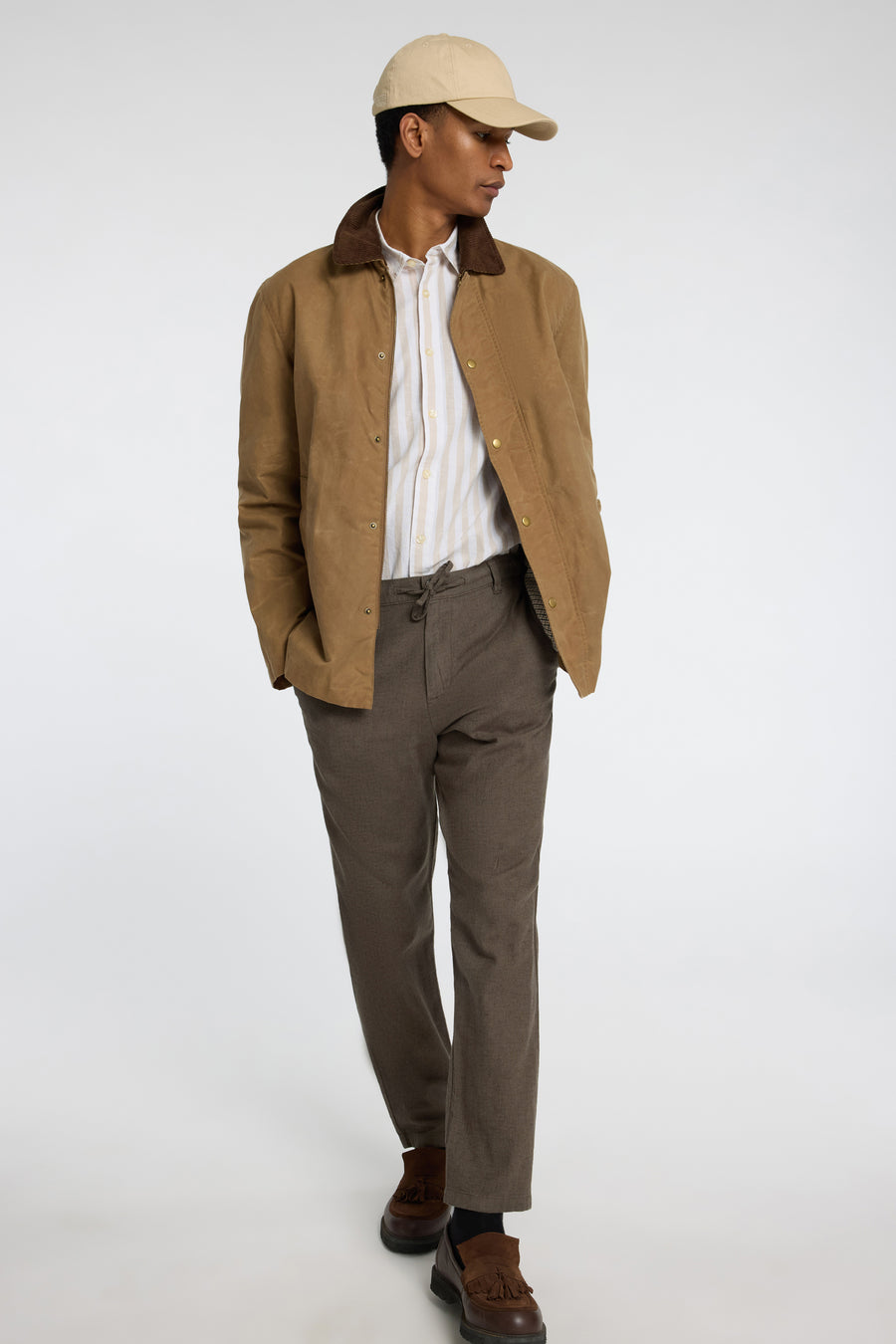 Jean SELECTED deSELECT,ineine et textureure et une une cordé avec un beigeis beige et une veste.