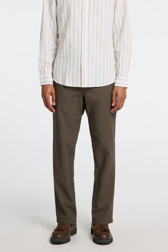 Pantalon kaki de SELECTED, associé à une chemise rayée et des loafers marrons.