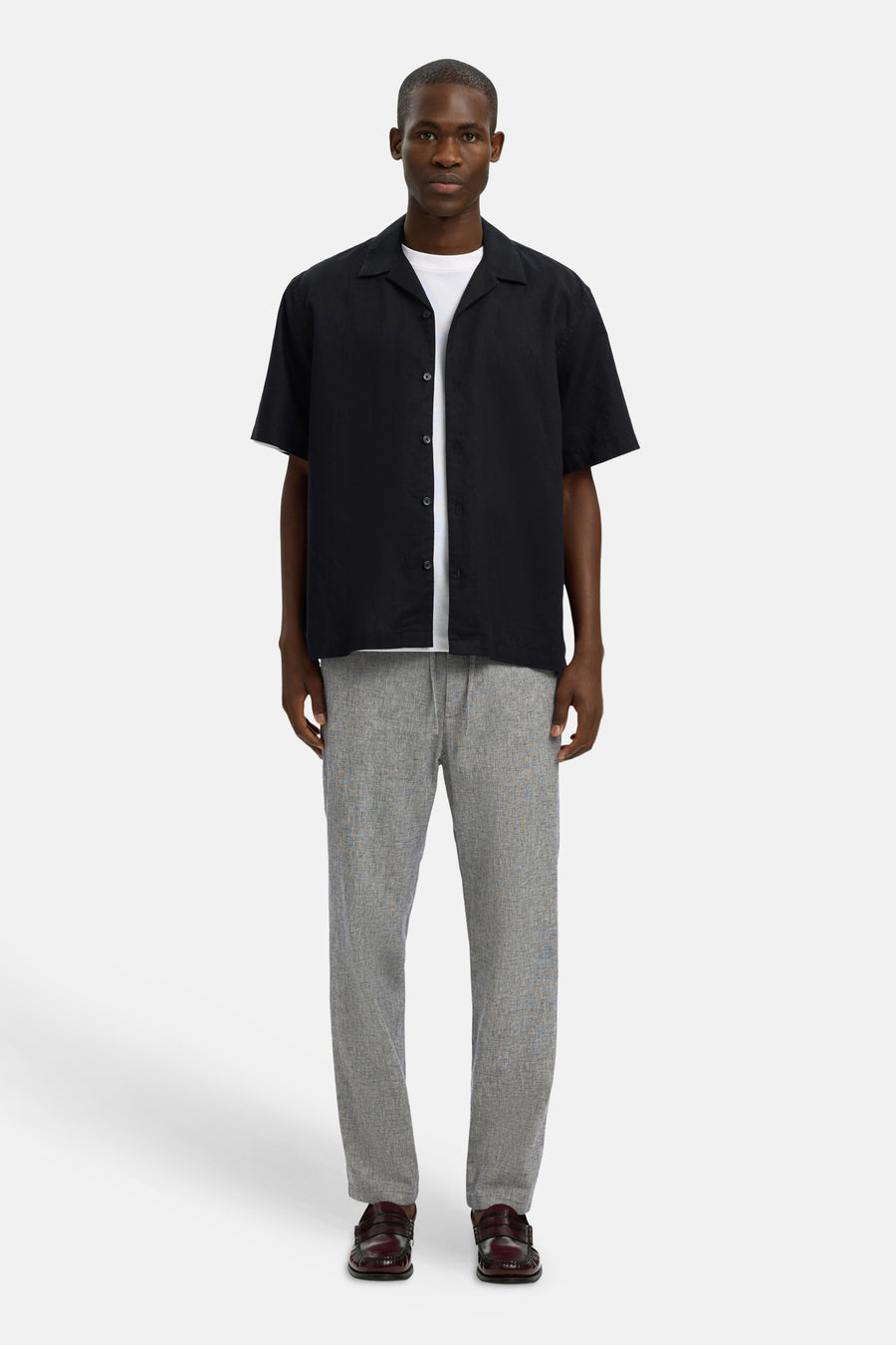 Blauwe broek van SELECTED, met een subtiel patroon en gecombineerd met een wit T-shirt en zwarte blouse.