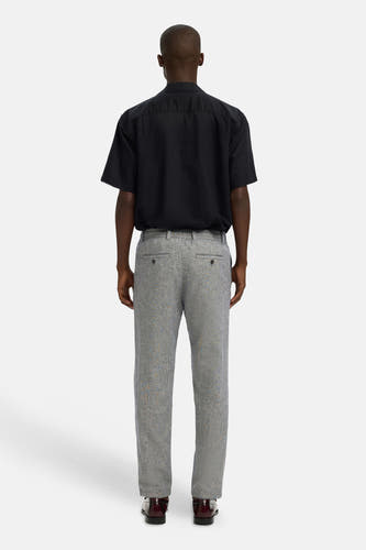 Pantalon bleu de SELECTED, vu de dos, avec une texture subtile et une coupe classique.