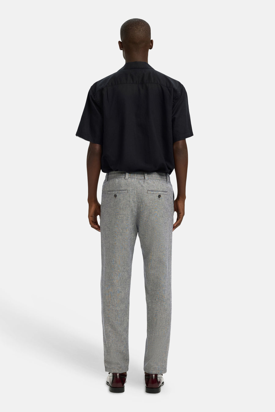 Pantalon bleu de SELECTED, vu de dos, avec une texture subtile et une coupe classique.