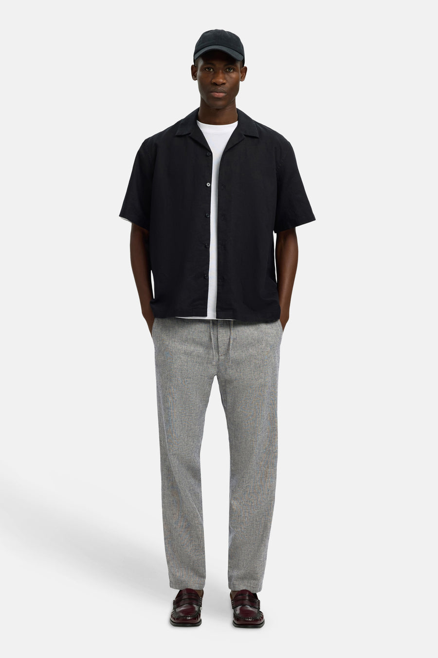 Pantalon bleu de SELECTED, avec un motif chiné subtil et une coupe décontractée.