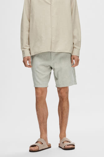 Short vert de SELECTED, vu de dos, avec des boutons marron sur les poches et une taille élastique.