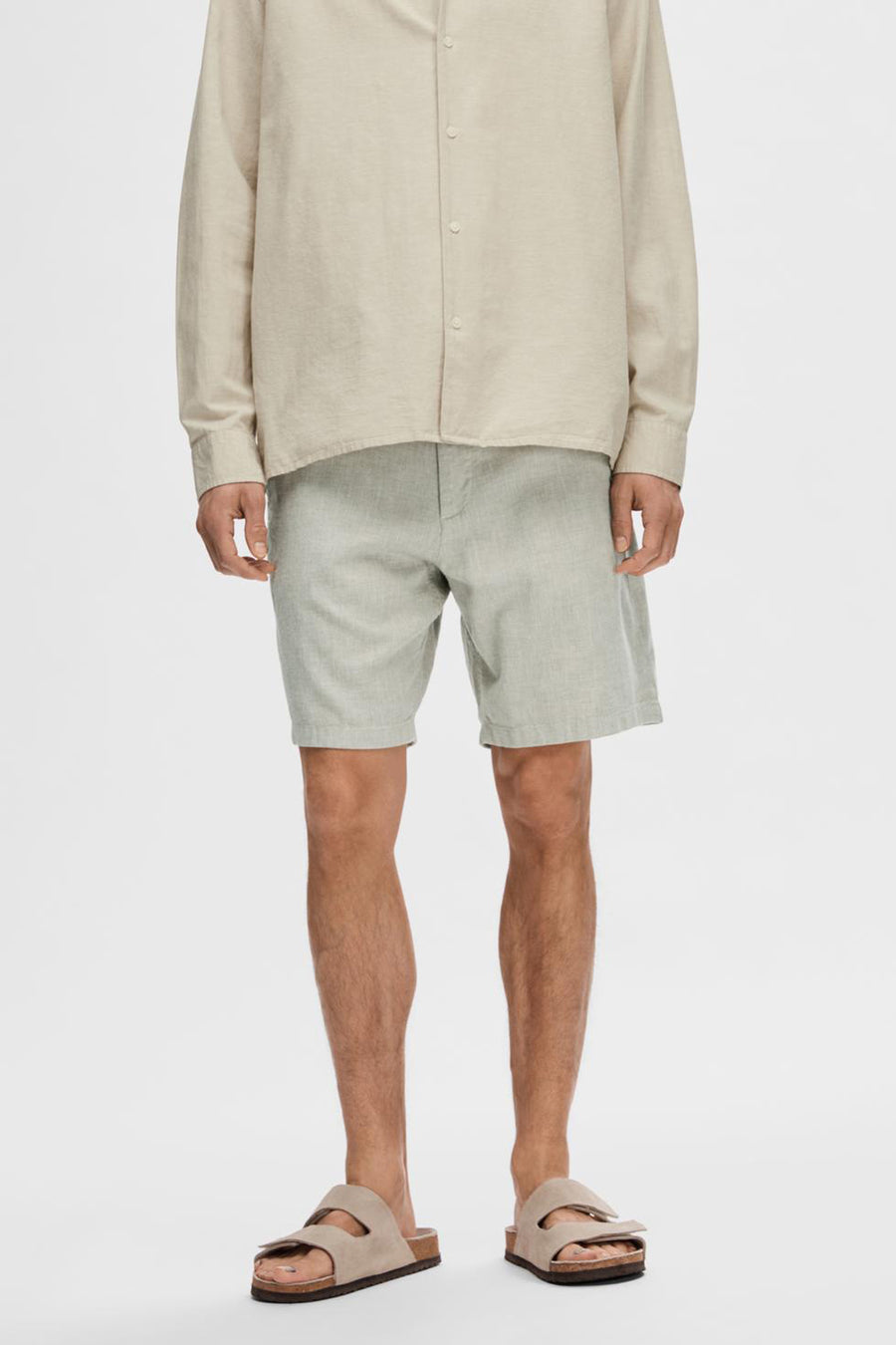 Short vert de SELECTED, vu de dos, avec des boutons marron sur les poches et une taille élastique.