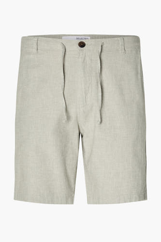 Short vert de SELECTED, avec un bouton et des passants, dans une texture tissée légère.