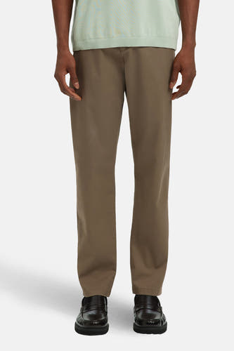 Pantalon de costume brun de SELECTED, avec des jambes larges et porté avec des loafers noirs.