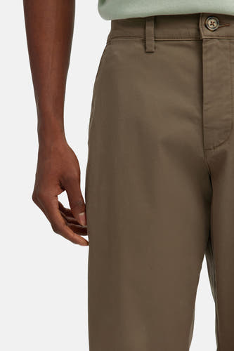 Pantalon de costume brun SELECTED, avec une fermeture à boutons et un ajustement serré.