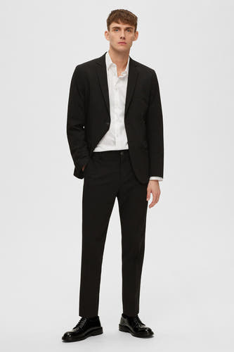 Blazer noir de SELECTED, avec une chemise blanche et un pantalon noir.