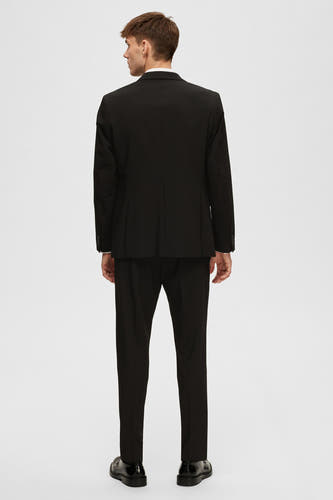 Blazer noir de SELECTED, vu de derrière avec un pantalon assorti et des chaussures noires.