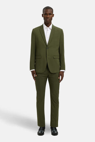 Blazer vert de SELECTED, gedragen met een witte hemd en zwarte schoenen.