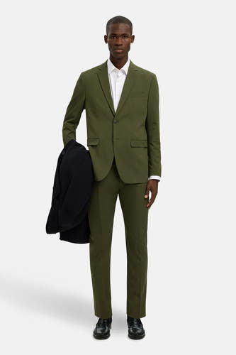Blazer vert de SELECTED, vu van vanachen g g gerd met een passende pantalon en witte sneakers.