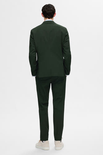 Groene blazer van SELECTED, gezien van achteren, gecombineerd met bijpassende pantalon en witte sneakers.
