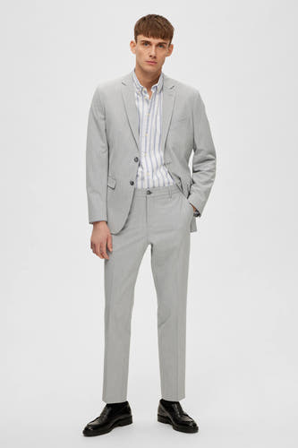 Grijze blazer van SELECTED, gedragen over een gestreept overhemd en gecombineerd met zwarte schoenen.