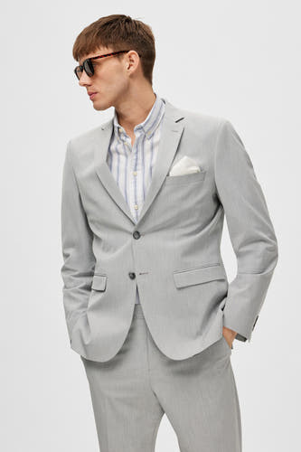 Blazer gris de SELECTED, avec un chemisier rayé et une poche blanche dans la poche po.