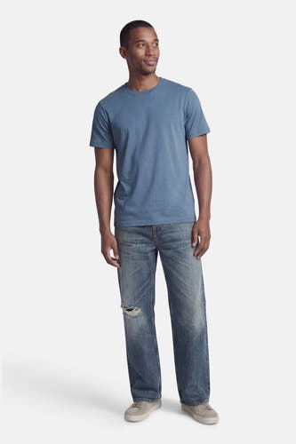 T-shirt bleu à manches courtes de SELECTED, porté avec un jean troué au genou.